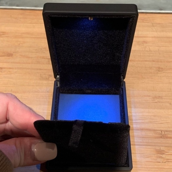 NIB Lighted Jewelry Box - Picture 4 of 4